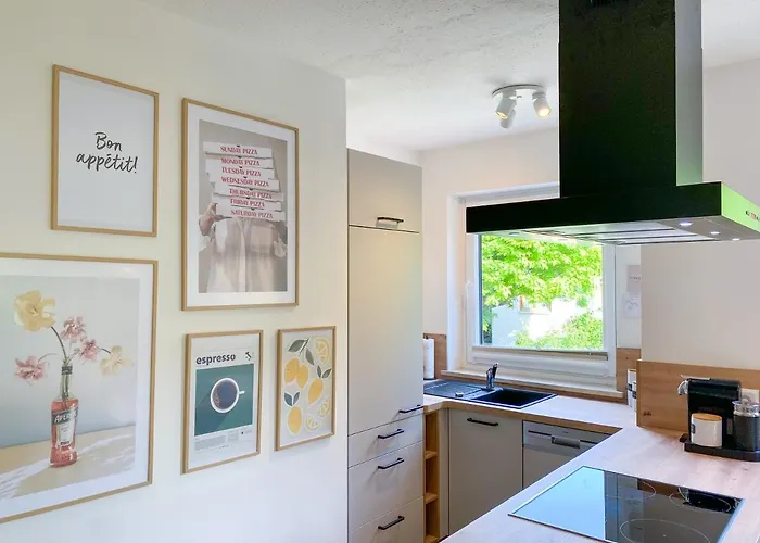 Kleines Glueck Zentral Mit Balkon Und Parkplatz * غوسوينستين